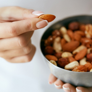 Запомните раз и навсегда: почему категорически нельзя есть орехи сразу после основного приема пищи